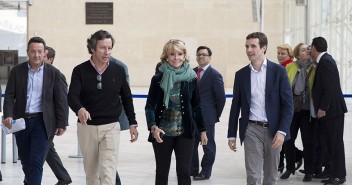 Esperanza Aguirre con Carlos Floriano y Pablo Casado a su llegada al acto