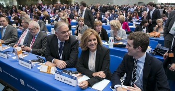 María Dolores de Cospedal charla con Esteban González Pons y Pablo Casado