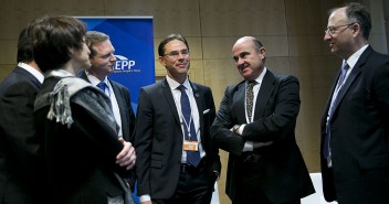 Luis de Guindos con los participantes del debate sobre empleo e inversión