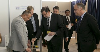 Mariano Rajoy vota, acompañado por Esteban González Pons