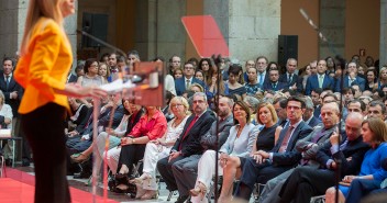 Mª Dolores de Cospedal asiste a la toma de posesión de Cristina Cifuentes como presidenta de la Comunidad de Madrid.