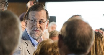 Mariano Rajoy saluda a los asistentes del acto de lleída