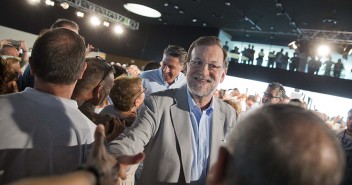 Mariano Rajoy saluda a los asistentes del acto de Lleida