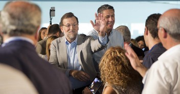 Mariano Rajoy y Xavi Garcia Albiol saludan a los asistentes al acto