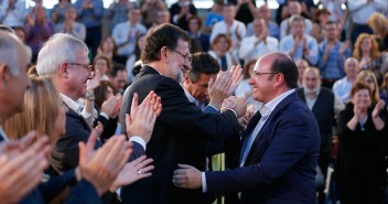 Mariano Rajoy saluda a Pedro Antonio Sánchez a su llegada al acto