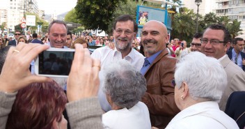 Mariano Rajoy junto a vecinos de Benidorm durante un paseo