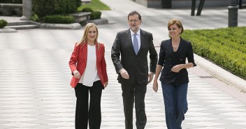 Mariano Rajoy con Cristina Cifuentes y María Dolores de Cospedal a su llegada al acto