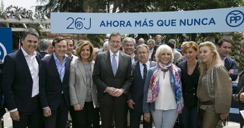 Mariano Rajoy y María Dolores de Cospedal con los cabezas de lista al Congreso por Andalucía