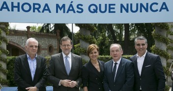 Mariano Rajoy y María Dolores de Cospedal con los cabezas de lista al Congreso por Galicia