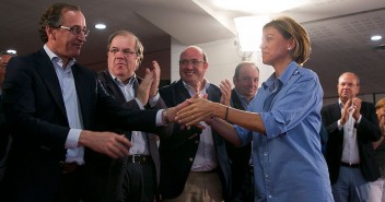 Mª Dolores Cospedal saluda a Alfonso Alonso en el encuentro de presidentes autonómicos del PP