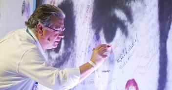 Juan Ignacio Zoido firmando en el mural de Miguel Ángel Blanco