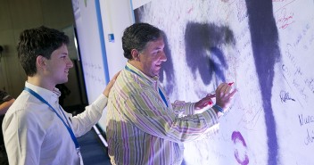 José Ramón García y Diego Gago firman en el mural