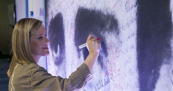 Amaya Fernández firma en el mural