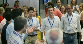 Pablo Casado con Diego Gago y Alfonso Alonso a su llegada