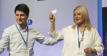 Diego Gago entrega a Mari Mar Blanco el carnet de honor de Nuevas Generaciones con el nombre de su hermano