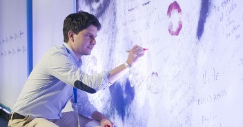 Diego Gago firma en el mural