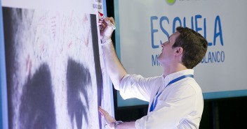 Pablo Casado firma en el mural