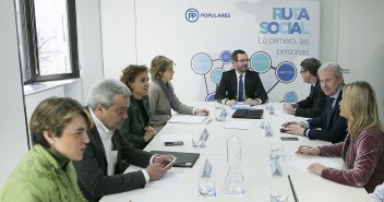 Javier Maroto preside la primera reunión con el nuevo equipo de secretarios de área del Partido Popular