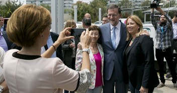 María Dolores de Cospedal le hace una foto a Mariano Rajoy 