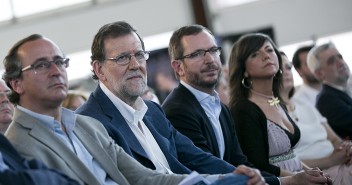 Mariano Rajoy con Alfonso Alonso y Javier Maroto durante el Foro