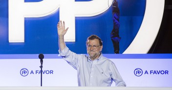 Mariano Rajoy saluda desde el balcón de Génova