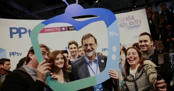 Mariano Rajoy visita el stand de PPTV en el 18 Congreso PP