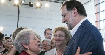 Mariano Rajoy saluda a los asistentes al Foro