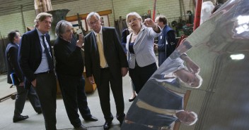 López-Isturiz y Juncker visitan una fábrica de fundición en Madrid 