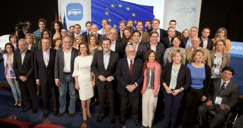 Foto de familia de Mariano Rajoy con la candidatura del PP
