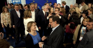 Mariano Rajoy saluda a los candidatos