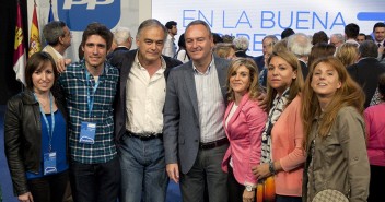 Esteban González Pons con Alberto Fabra, Susana Camarero y varios miembros del PP