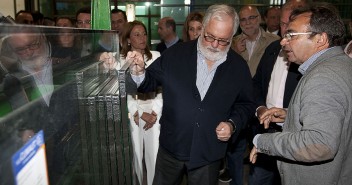 Miguel Arias Cañete y José Antonio Monago visitan la empresa Crisbaex