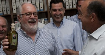 Miguel Arias Cañete con su propia botella de aceite