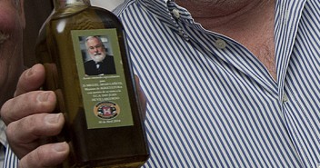 Miguel Arias Cañete con su propia botella de aceite