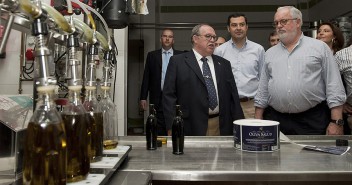 Miguel Arias Cañete y Juan Manuel Moreno visitan la cooperativa de aceite San Juan Evangelista de Villagordo