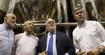 Miguel Arias Cañete visita una cooperativa de aceite en Jaén