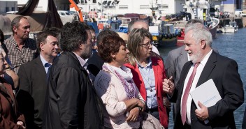 Miguel Arias Cañete mantiene un encuentro con el sector del mar en Cambados (Pontevedra)