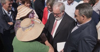 Miguel Arias Cañete mantiene un encuentro con el sector del mar en Cambados (Pontevedra)