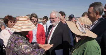 Miguel Arias Cañete mantiene un encuentro con el sector del mar en Cambados (Pontevedra)