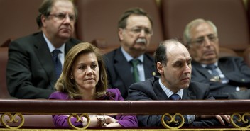 María Dolores de Cospedal escuchando a Mariano Rajoy durante el Debate sobre el Estado de la Nación 