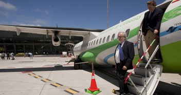 Miguel Arias Cañete en el aeropuerto de Tenerife