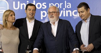 Miguel Arias Cañete con María José García Pelayo, Juanma Moreno y Antonio Sanz en una reunión con cargos del PP