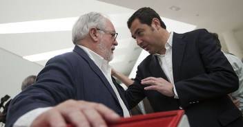 Miguel Arias Cañete con Juan Manuel Moreno en su visita a la Asociación Agraria de Jóvenes Agricultores (ASAJA)