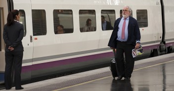 Miguel Arias Cañete en el AVE a Alicante