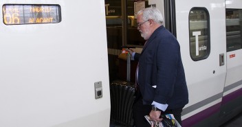 Miguel Arias Cañete en el AVE a Alicante