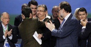 Juanma Moreno abraza a Zoido junto a Mariano Rajoy 