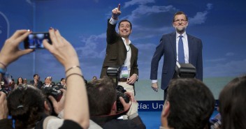 Juanma Moreno y Mariano Rajoy durante la clausura 