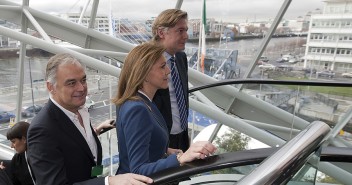 María Dolores de Cospedal con Esteban González Pons y Antonio López-Isturiz a su llegada