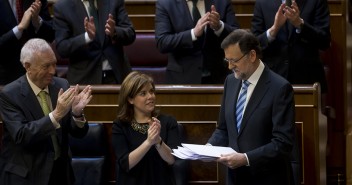 Mariano Rajoy es aplaudido por los diputados del PP 