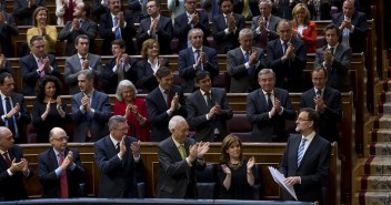 Mariano Rajoy es aplaudido por la bancada popular 